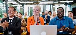 Grupo de empleados reunidos para un evento